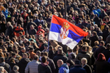 Người Serbia ở Kosovo cầm một lá cờ Serbia khi họ tham gia một cuộc biểu tình ở Strpce hôm 08/01/2023, sau khi một tay súng bắn bị thương hai người Serbia, trong đó có một trẻ em 11 tuổi, ở Kosovo hôm 06/01/2023, Đêm Giáng Sinh của Chính Thống Giáo. (Ảnh: Armend Nimani/AFP qua Getty Images)