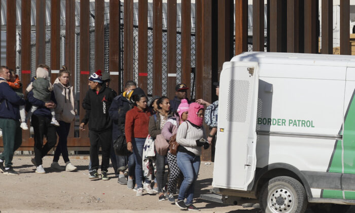 Những người nhập cư trái phép được các nhân viên Tuần tra Biên giới chuyển đến gần El Paso, Texas, vào ngày 27/12/2022. (Ảnh: Herika Martinez/AFP qua Getty Images)