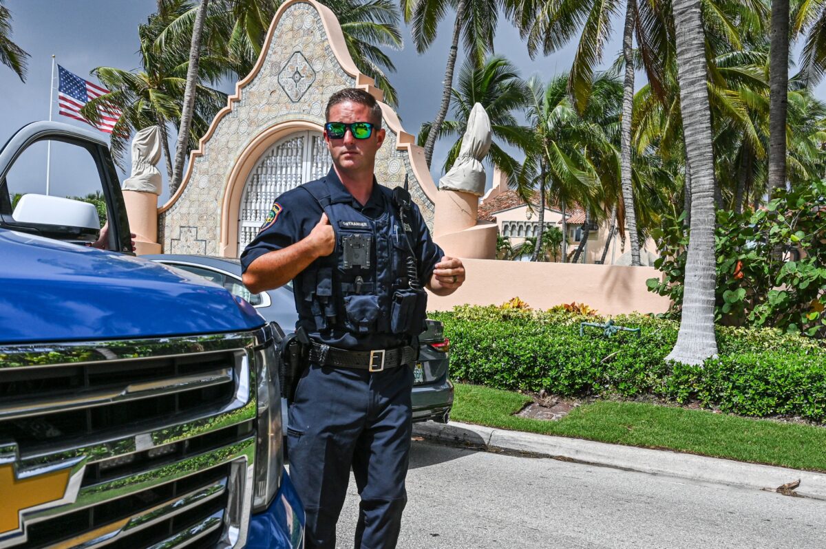 Một nhân viên chấp pháp đứng bên ngoài Mar-a-Lago ở Palm Beach, Florida, 08/08/2022. (Ảnh: Giorgio Viera/AFP/Getty Images)