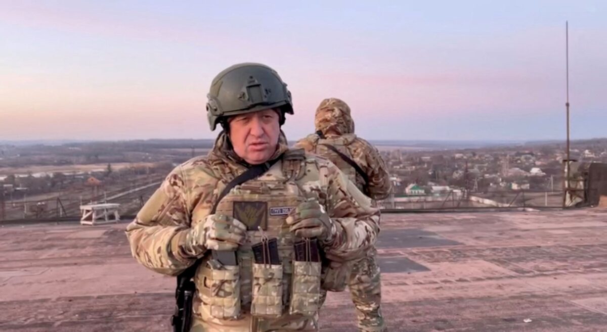 Ông Yevgeny Prigozhin, lãnh đạo lực lượng lính đánh thuê Wagner của Nga, tuyên bố tại Paraskoviivka, Ukraine, trong hình ảnh tĩnh trích từ một video không ghi ngày tháng được phát hành hôm 03/03/2023. (Ảnh: Dịch vụ Báo chí Concord/qua Reuters)