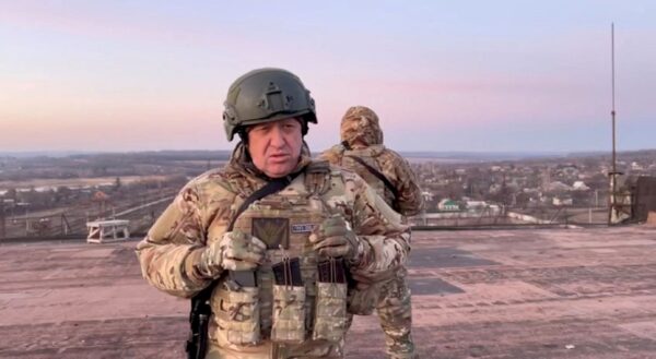 Ông Yevgeny Prigozhin, người sáng lập lực lượng lính đánh thuê Wagner của Nga, nói tại Paraskoviivka, Ukraine, trong bức ảnh tĩnh được chụp từ một video không rõ ngày tháng phát hành hôm 03/03/2023. (Ảnh: Cơ quan Báo chí Concord/thông qua Reuters)