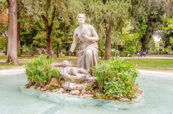 Một đài phun nước tuyệt đẹp khác đặt trong một quảng trường có bóng râm thể hiện hình ảnh một người phụ nữ và nhà tiên tri Moses trong bụi cây bồ hoàng, nơi ông được tìm thấy và được cứu sống. (Ảnh: Marco Rubino/Shutterstock)