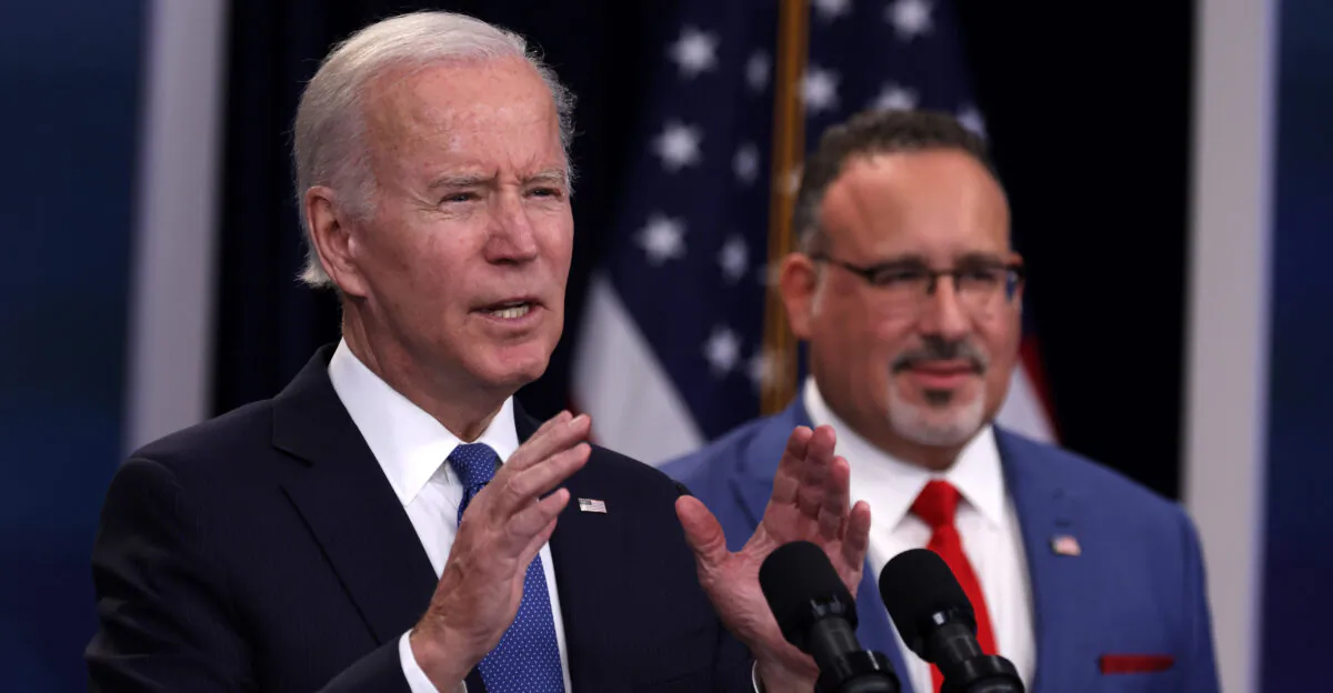 Tổng thống Joe Biden trình bày một kế hoạch giảm nợ sinh viên trước đây khi Bộ trưởng Giáo dục Miguel Cardona có mặt tại Hoa Thịnh Đốn vào ngày 17/10/2022. (Ảnh: Alex Wong/ Getty Images)
