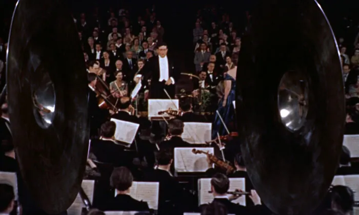 Cùng sự nổi danh của nhà soạn nhạc Bernard Herrmann, nhạc phim đã có nhiều thay đổi. Đây là tấm ảnh chụp ông khi chỉ huy dàn nhạc giao hưởng trong đoạn giới thiệu bộ phim “The Man Who Knew Too Much”  (Người Đàn Ông Biết Quá Nhiều) năm 1956 của đạo diễn Alfred Hitchcock.