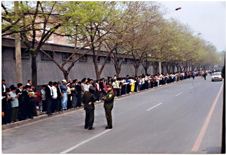 Hơn 10,000 học viên Pháp Luân Công tập trung trên đường Phủ Hữu (Fuyou) ở Bắc Kinh vào ngày 25/04/1999. (Ảnh: Đăng dưới sự cho phép của Minghui.org)
