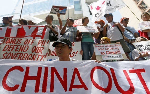 Người biểu tình đưa ra thông điệp của họ trong một cuộc tập hợp bên ngoài Lãnh sự quán Trung Quốc vài giờ trước khi tòa án trọng tài quốc tế của Liên Hiệp Quốc có trụ sở tại Hague công bố phán quyết về Biển Đông, ở Makati, Philippines, nằm ở phía đông Manila, vào ngày 12/07/2016. (Ảnh: Bullit Marquez/AP Photo)
