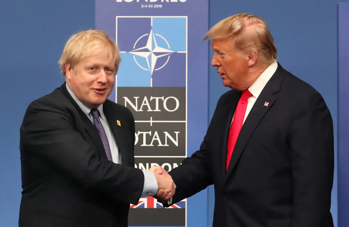 Thủ tướng Anh Boris Johnson bắt tay với Tổng thống Hoa Kỳ Donald Trump trên sân khấu trong hội nghị thượng đỉnh thường niên của các nguyên thủ quốc gia NATO vào ngày 04/12/2019 tại Watford, Anh Quốc. (Ảnh: Steve Parsons-WPA Pool/Getty Images)