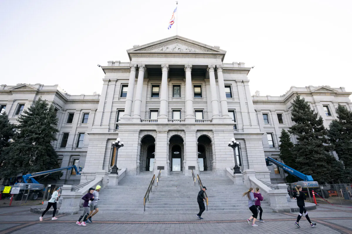 Người chạy bộ chạy qua Tòa nhà Quốc hội tiểu bang Colorado ở Denver vào ngày 20/10/2019. (Ảnh: Patrick McDermott/Getty Images)