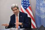 Ngoại trưởng Hoa Kỳ John Kerry nói chuyện với giới báo chí sau hội nghị COP21 của Liên Hiệp Quốc về biến đổi khí hậu ở Le Bourget, gần Paris, vào ngày 12/12/2015. (Ảnh: Mandel Ngan/Pool Photo qua AP)