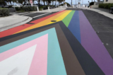 Các nhà lãnh đạo của thành phố Ft. Lauderdale công bố lá cờ mới “Niềm Tự hào Cấp tiến” được sơn trên một con đường công cộng gần Bãi biển Ft. Lauderdale, Florida, hôm 10/02/2023. (Ảnh: Chris Nelson cho The Epoch Times)