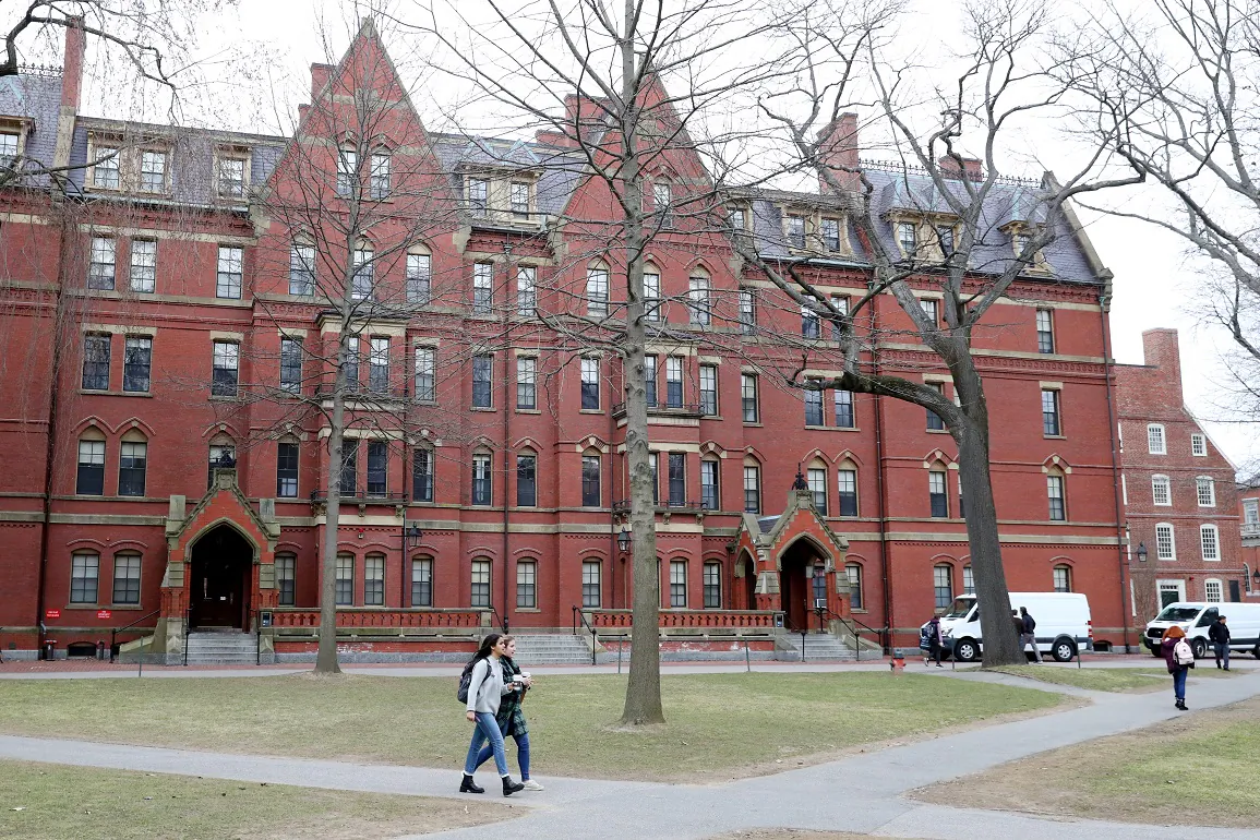 Sinh viên đi bộ qua Harvard Yard trong khuôn viên Đại học Harvard ở Cambridge, Massachuset, vào ngày 12/03/2020. (Ảnh: Maddie Meyer/Getty Images)