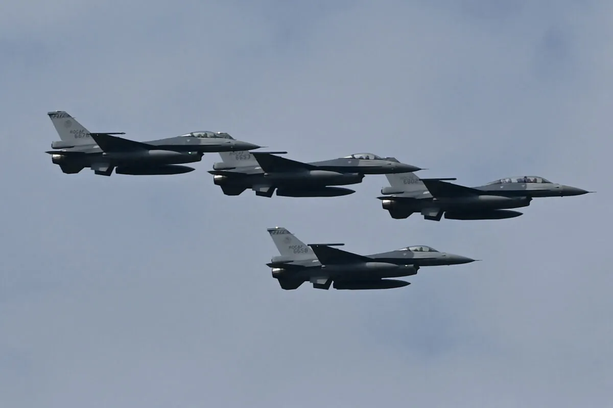 Bốn tiêm kích cơ F-16 V được nâng cấp do Hoa Kỳ chế tạo trong một bức ảnh tư liệu. (Ảnh: Sam Yeh/AFP qua Getty Images)