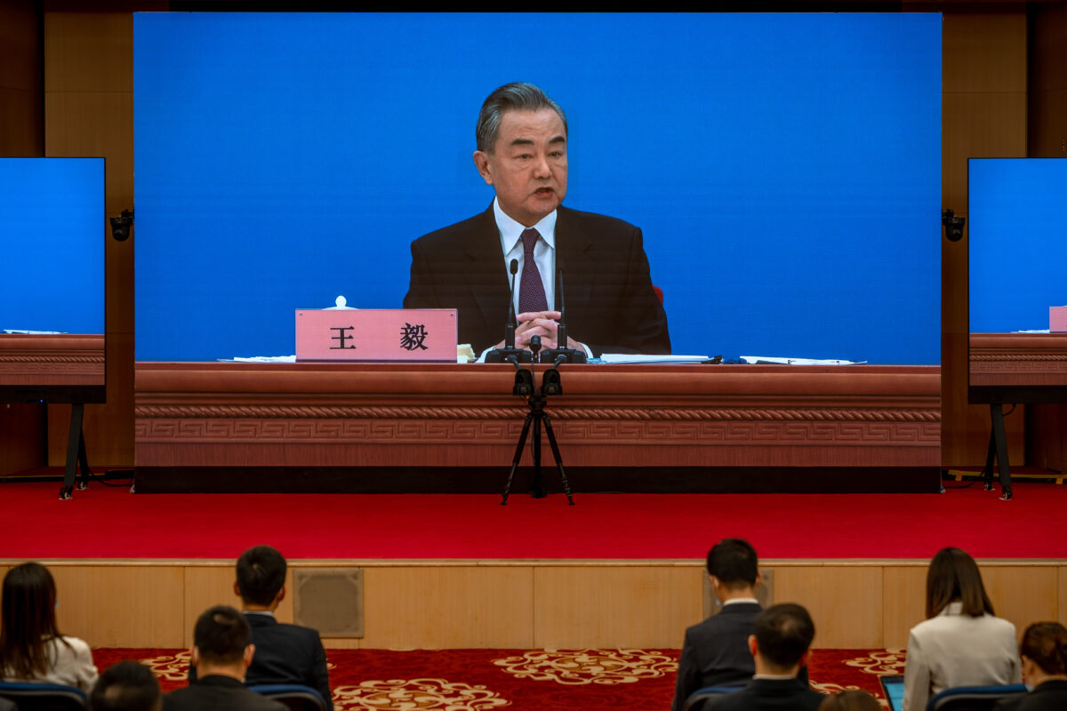 Bộ trưởng Ngoại giao Trung Quốc Vương Nghị được nhìn thấy trên màn hình lớn khi ông tổ chức một cuộc họp báo tại Trung tâm Truyền thông ở Bắc Kinh vào ngày 07/03/2022. (Ảnh: Andrea Verdelli/Getty Images)