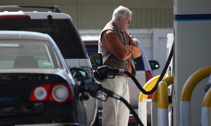 Một khách hàng bơm xăng vào xe hơi của mình tại một trạm xăng Arco ở Mill Valley, California, vào ngày 03/03/2015. (Ảnh: Justin Sullivan/Getty Images)
