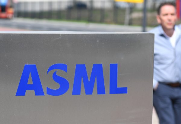 Một nhân viên đi ngang qua logo ASML, một công ty Hà Lan hiện là nhà cung cấp thiết bị sản xuất vi mạch bán dẫn lớn nhất thế giới, tại trụ sở chính của công ty ở Veldhoven hôm 17/04/2018. (Ảnh: Emmanuel Dunand/AFP/Getty Images)