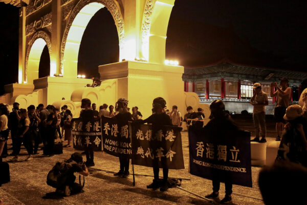 Những người biểu tình phản đối chính quyền ở Hồng Kông tập trung tại Quảng trường Tự do ở Đài Bắc, Đài Loan, để đánh dấu 31 năm ĐCSTQ đàn áp các cuộc biểu tình ủng hộ dân chủ tại Quảng trường Thiên An Môn của Bắc Kinh năm 1989, vào ngày 04/06/2020. (Ảnh: Ann Wang/File Photo/Reuters)