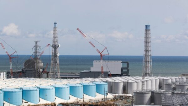 Tổ máy phản ứng hạt nhân số 3 (trái) và số 4 tại Nhà máy Điện Hạt nhân Daiichi Fukushima nhìn ra Thái Bình Dương ở Okuma, Nhật Bản, vào ngày 27/02/2021. (Ảnh: Hiro Komae/AP Photo)