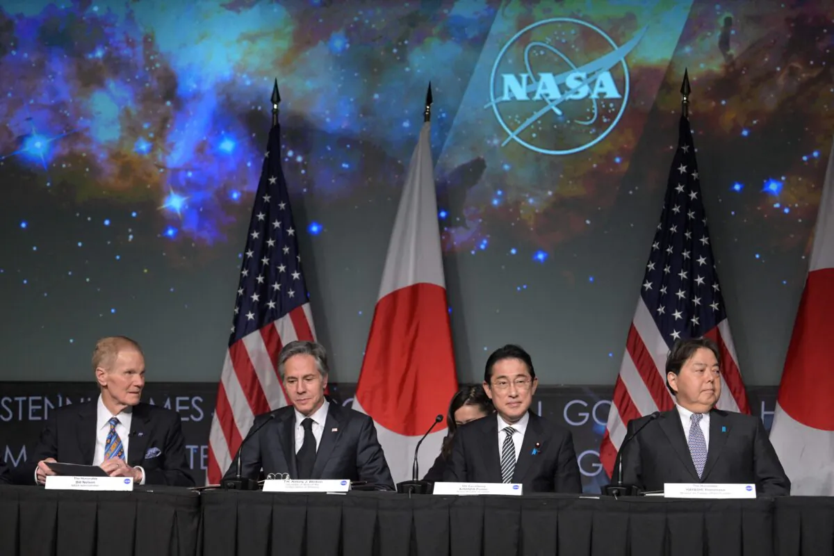 (Từ trái sang phải) Quản trị viên NASA Bill Nelson, Ngoại trưởng Hoa Kỳ Antony Blinken, Thủ tướng Nhật Bản Fumio Kishida, và Ngoại trưởng Nhật Bản Yoshimasa Hayashi chờ ký Thỏa thuận Khung Hợp tác Không gian Hoa Kỳ–Nhật Bản tại Hoa Thịnh Đốn hôm 13/01/2023. (Ảnh: Jim Watson/AFP qua Getty Images)