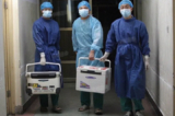 Các bác sĩ mang nội tạng tươi để cấy ghép tại một bệnh viện ở tỉnh Hà Nam, Trung Quốc, vào ngày 16/08/2012. (Ảnh chụp màn hình qua Sohu.com)