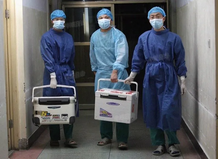 Các bác sĩ mang nội tạng tươi để cấy ghép tại một bệnh viện ở tỉnh Hà Nam, Trung Quốc, vào ngày 16/08/2012. (Ảnh chụp màn hình qua Sohu.com)