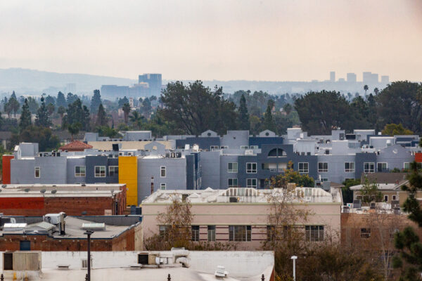 Các căn hộ chung cư ở Santa Ana, California, ngày 10/02/2021. (Ảnh: John Fredricks/The Epoch Times)