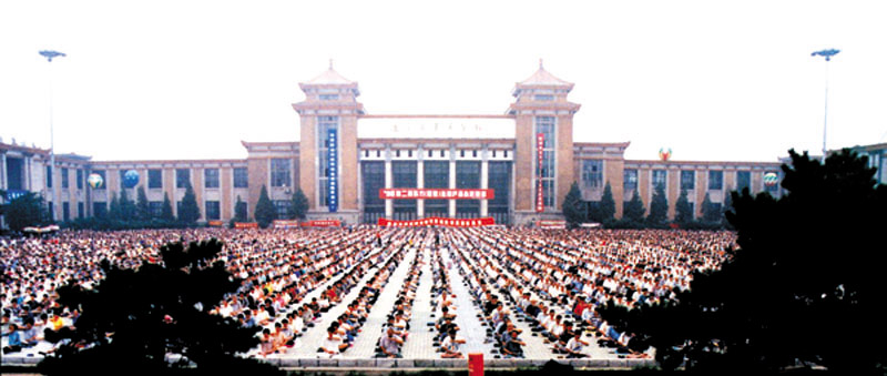 Một nhóm rất đông các học viên Pháp Luân Công luyện các bài công pháp ở thành phố Thẩm Dương, Trung Quốc, trước khi cuộc đàn áp môn tu luyện này bắt đầu. (Ảnh: Đăng dưới sự cho phép của Minghui.org)