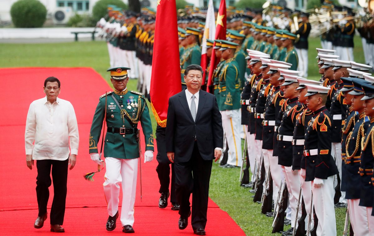 Chủ tịch Trung Quốc Tập Cận Bình cùng Tổng thống Philippines Rodrigo Duterte dạo bước qua hàng binh sĩ trước cuộc gặp trực tiếp của họ tại dinh tổng thống Malacanang ở Manila vào ngày 20/11/2018. (Ảnh: Erik De Castro/Reuters)