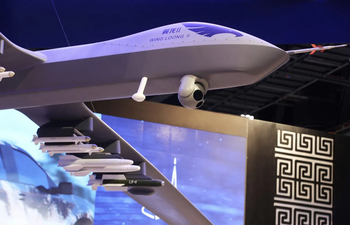 Một mô hình phi cơ không người lái trang bị vũ khí Dực Long 2 (Wing Loong II) của Tập đoàn Xuất nhập cảng Công nghệ Hàng không Quốc gia Trung Quốc được trưng bày tại một hội nghị về phi cơ không người lái quân sự ở Abu Dhabi, Các Tiểu Vương Quốc Ả Rập Thống Nhất (UAE), vào ngày 25/02/2018. (Ảnh: Jon Gambrell/AP)