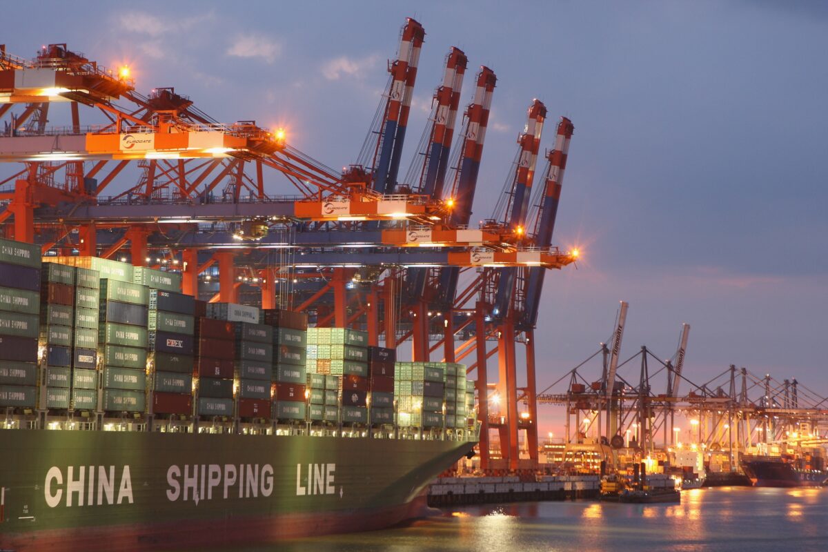 Một tàu container của China Shipping Line đang chất hàng tại cảng container chính ở Hamburg, Đức, vào ngày 13/08/2007. Miền Bắc nước Đức, với các cảng Hamburg, Bremerhaven và Kiel sầm uất, là một trung tâm vận chuyển quốc tế. Hamburg là một trong những cảng lớn nhất của châu Âu. (Ảnh: Sean Gallup/Getty Images)