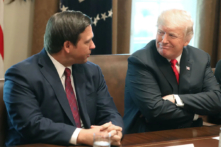 Thống đốc đắc cử của Florida Ron DeSantis (phải) ngồi cạnh Tổng thống đương thời Donald Trump trong một cuộc gặp gỡ với các Thống đốc đắc cử trong Phòng Nội các tại Tòa Bạch Ốc ở Hoa Thịnh Đốn vào ngày 13/12/2018. (Ảnh: Mark Wilson/Getty Images)