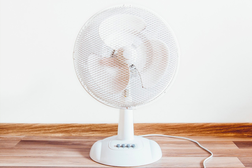Việc sử dụng quạt điện và quạt tuần hoàn có thể làm cho không khí lạnh trong phòng đều hơn. (Ảnh: Pixabay)