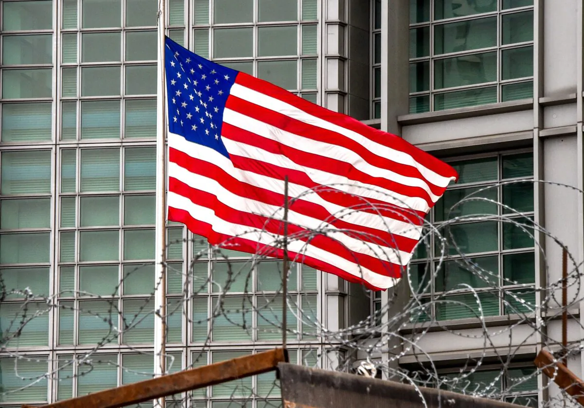 Đại sứ quán Hoa Kỳ cảnh báo công dân Mỹ tránh xa các thành phố của Pháp