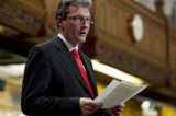 Nghị sĩ Đảng Tự Do John McKay đứng lên trình bày tại Hạ viện tại Parliament Hill ở Ottawa, trong một bức ảnh tư liệu. (Ảnh: Adrian Wyld/The Canadian Press)