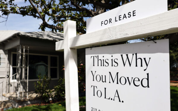 Một tấm biển “Cho thuê” được dán trước một ngôi nhà cho thuê ở Los Angeles hôm 15/03/2022. (Ảnh: Mario Tama/Getty Images)