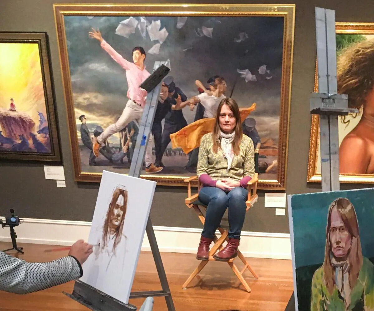 Nghệ sĩ người Anh Paula Wilson làm mẫu cho các thí sinh lọt vào vòng chung kết Cuộc thi vẽ tranh nhân vật quốc tế NTD lần thứ 5 ở New York năm 2019. (Ảnh: Đăng dưới sự cho phép của cô Paula Wilson)