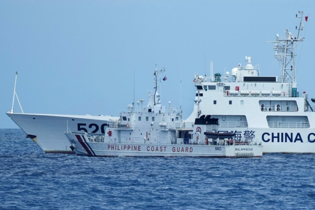 Một tàu Hải cảnh Trung Quốc mang số hiệu 5201 chặn tàu tuần duyên BRP Malapascua của Philippines khi tàu này di chuyển vào cửa Bãi Cỏ Mây mà người dân địa phương gọi là Bãi cạn Ayungin ở Biển Đông hôm 23/04/2023. (Ảnh: Aaron Favila/AP Photo)