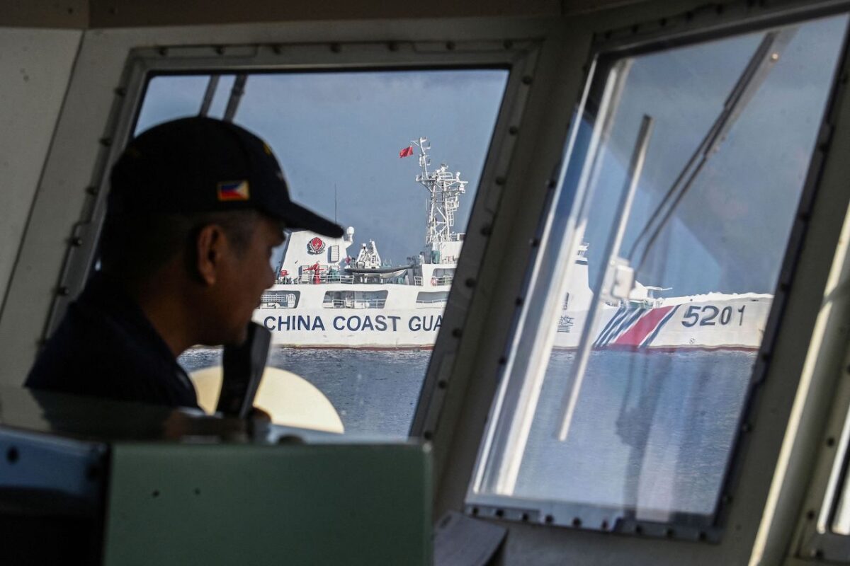Một thành viên của tàu tuần duyên BRP Malabrigo của Philippines đang thực thi nhiệm vụ tại vị trí khi bị tàu Hải cảnh Trung Quốc áp sát tại Bãi Cỏ Mây (Second Thomas Shoal) thuộc quần đảo Trường Sa đang tranh chấp tại Biển Đông, hôm 23/04/2023. (Ảnh: Ted Ajibe/AFP qua Getty Images)