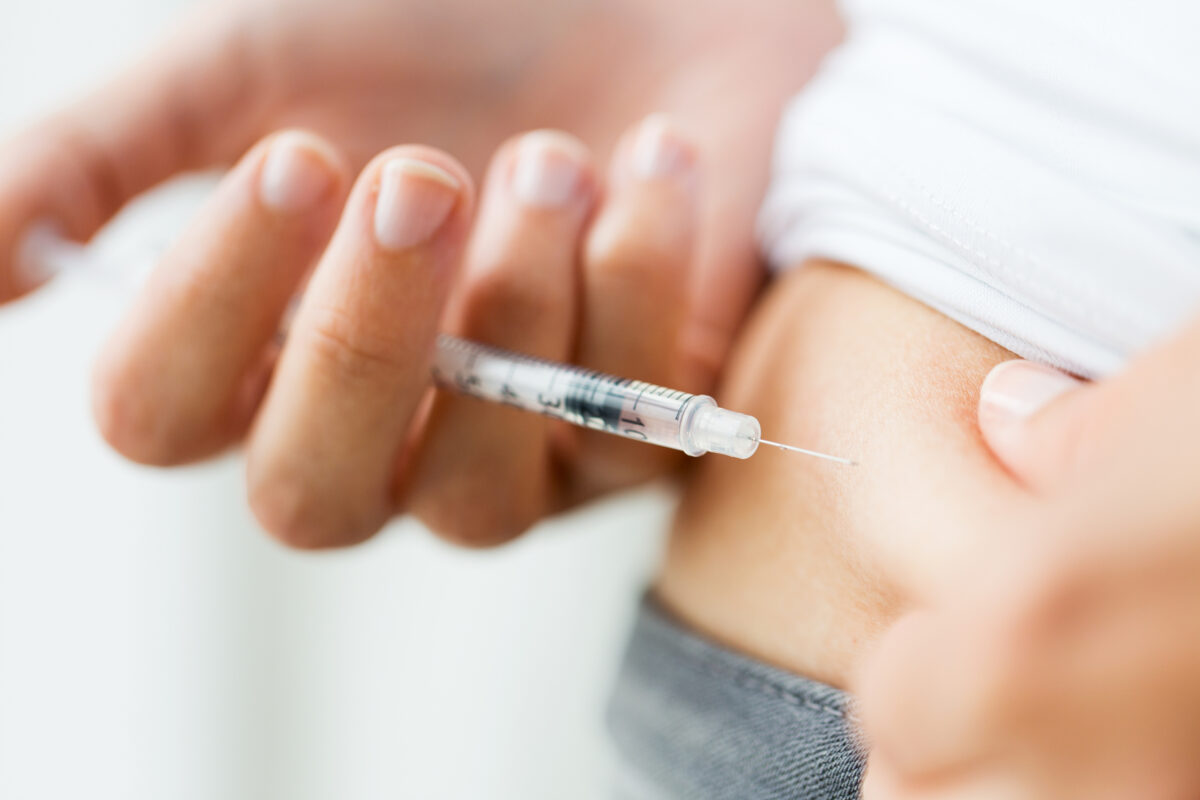 Một người phụ nữ bị tiểu đường đang tiêm insulin (ShutterStock)
