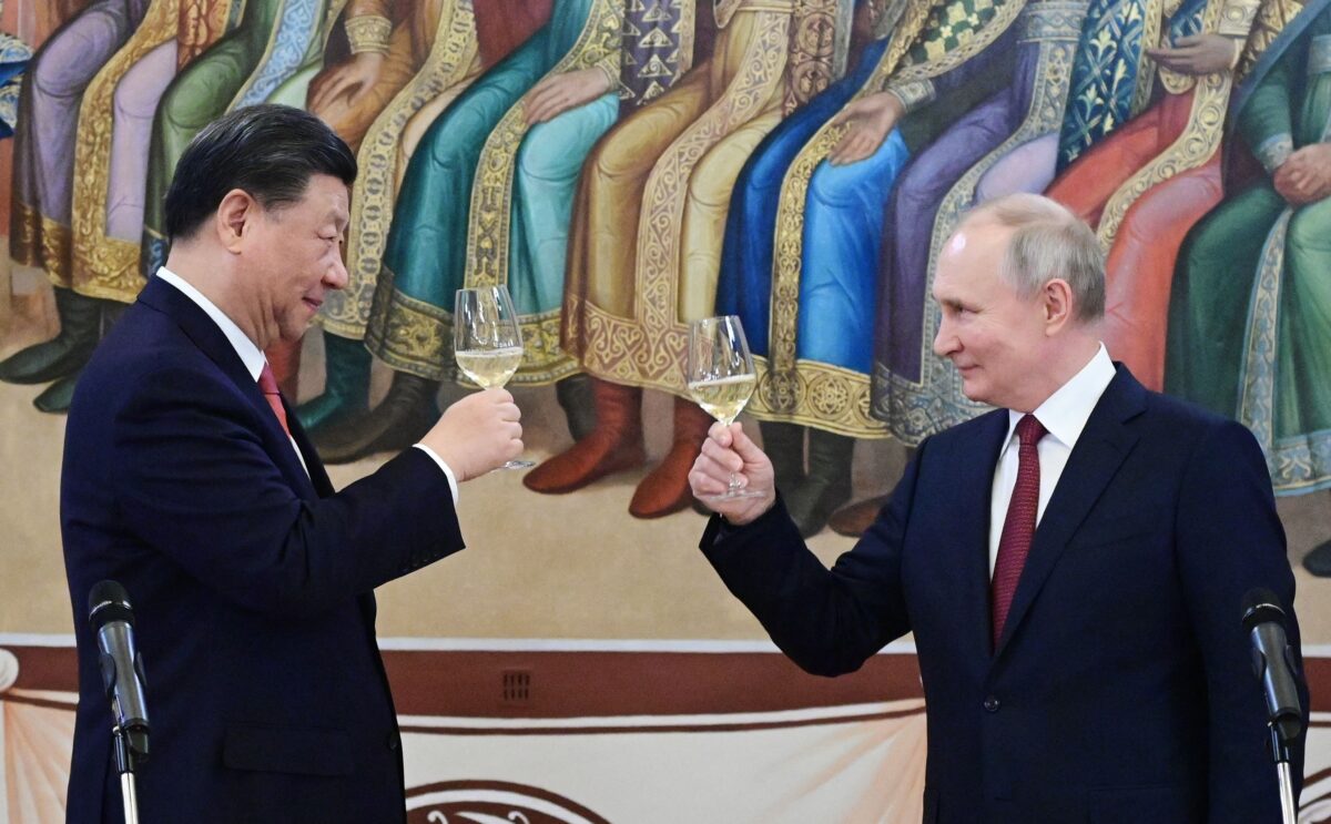 Tổng thống Nga Vladimir Putin và lãnh đạo Trung Quốc Tập Cận Bình nâng ly chúc mừng trong một buổi yến tiệc chiêu đãi sau cuộc hội đàm của họ tại Điện Kremlin ở Moscow hôm 21/03/ 2023. (Ảnh: Pavel Byrkin/Sputnik/AFP qua Getty Images)