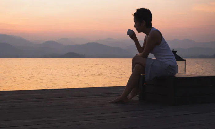 Ngắm bình minh mỗi ngày có thể giúp thiết lập lại đồng hồ sinh học của cơ thể và cải thiện sức khỏe. (Ảnh: Shutterstock)