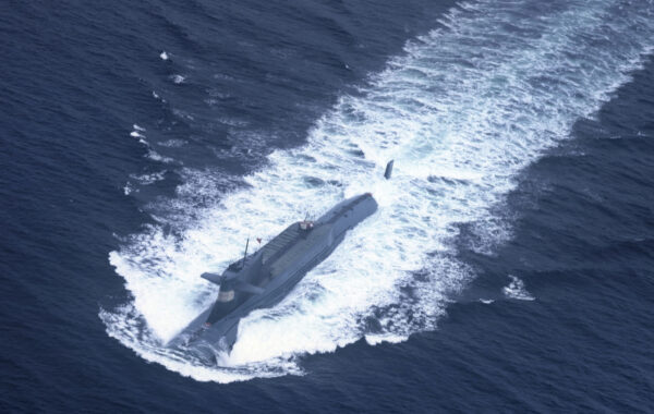 Một tàu ngầm chạy bằng năng lượng hạt nhân của Hạm đội Biển Bắc của Hải quân Quân Giải phóng Nhân dân chuẩn bị lặn xuống biển vào ngày 29/10/2013. (Ảnh: AFP/AFP qua Getty Images)