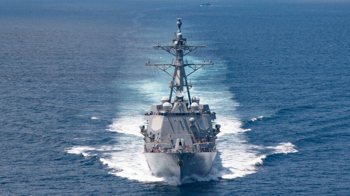 Khu trục hạm hỏa tiễn dẫn đường lớp Arleigh-burke USS Kidd (DDG 100) đi qua eo biển Đài Loan trong một hải trình thường lệ.  (Ảnh: Hải quân Hoa Kỳ/AFP)