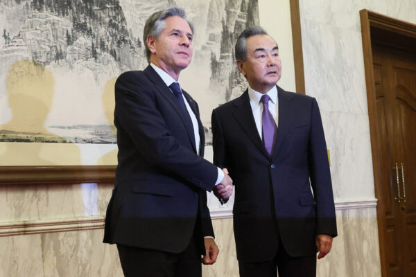 Ngoại trưởng Hoa Kỳ Antony Blinken (trái) bắt tay với Giám đốc Văn phòng Ủy ban Ngoại giao Trung ương Trung Quốc, Vương Nghị, tại Nhà khách Điếu Ngư Đài ở Bắc Kinh hôm 19/06/2023. (Ảnh: Leah Millis/Pool/AFP qua Getty Images)