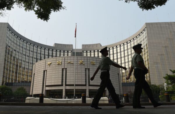 Cảnh sát bán quân sự tuần tra trước Ngân hàng Nhân dân Trung Quốc (ngân hàng trung ương của Trung Quốc), tại Bắc Kinh vào ngày 08/07/2015. (Ảnh: Greg Baker/AFP qua Getty Images)