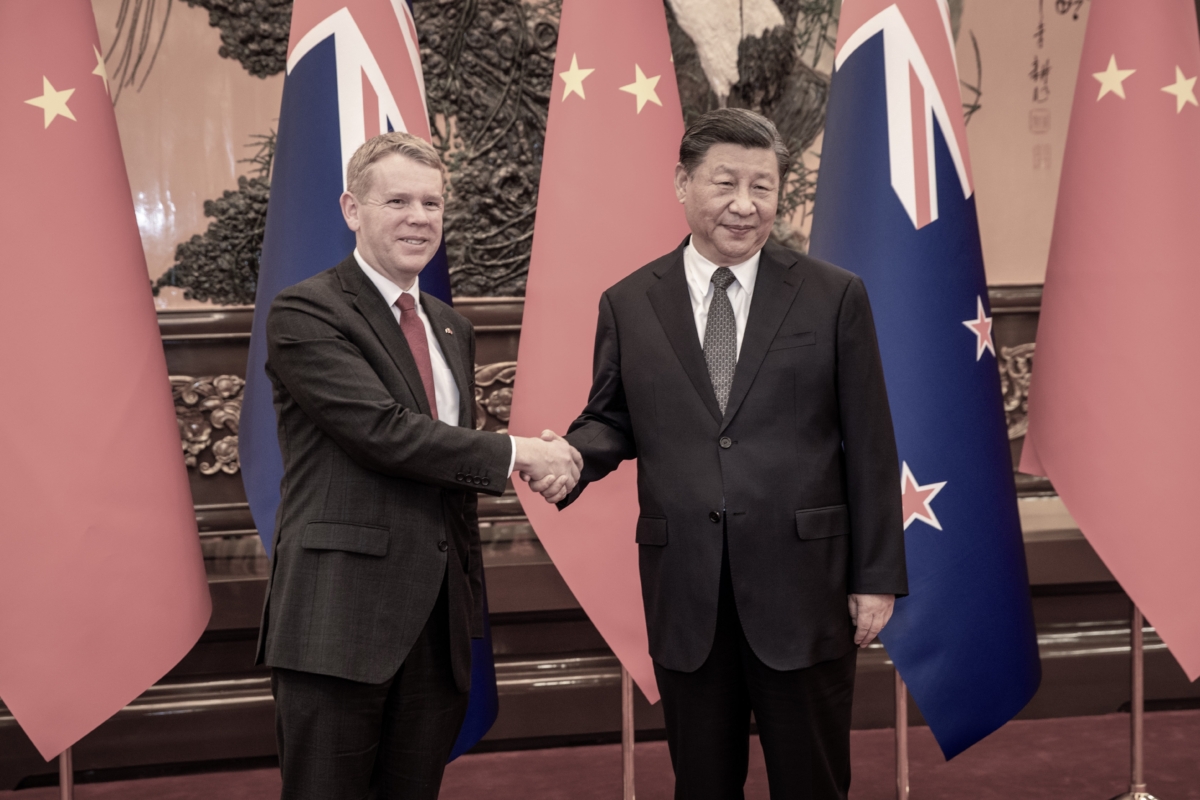 Thủ tướng New Zealand Chris Hipkins và Lãnh đạo Trung Quốc Tập Cận Bình trong cuộc gặp song phương tại Đại lễ đường ở Bắc Kinh hôm 27/06/2023 (Ảnh: AAP Image/Pool, Nate McKinnon)