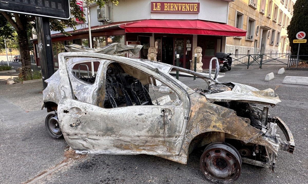 Một chiếc xe hơi bị cháy trong cuộc đụng độ giữa thanh niên và cảnh sát, trên một con phố một ngày sau sự tử vong của một thiếu niên 17 tuổi bị cảnh sát Pháp sát hại khi đang dừng giao thông, ở Nanterre, ngoại ô Paris, hôm 28/06/2023. (Ảnh: Antony Paone/Reuters)