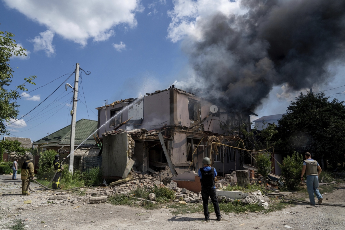 Các nhân viên cứu hỏa của Cơ quan Khẩn cấp Nhà nước Ukraine dập lửa tại một ngôi nhà bị phá hủy trong trận pháo kích của Nga tại một khu dân cư ở Kherson, Ukraine, hôm 01/07/2023. (Ảnh: Evgeniy Maloletka/AP Photo)