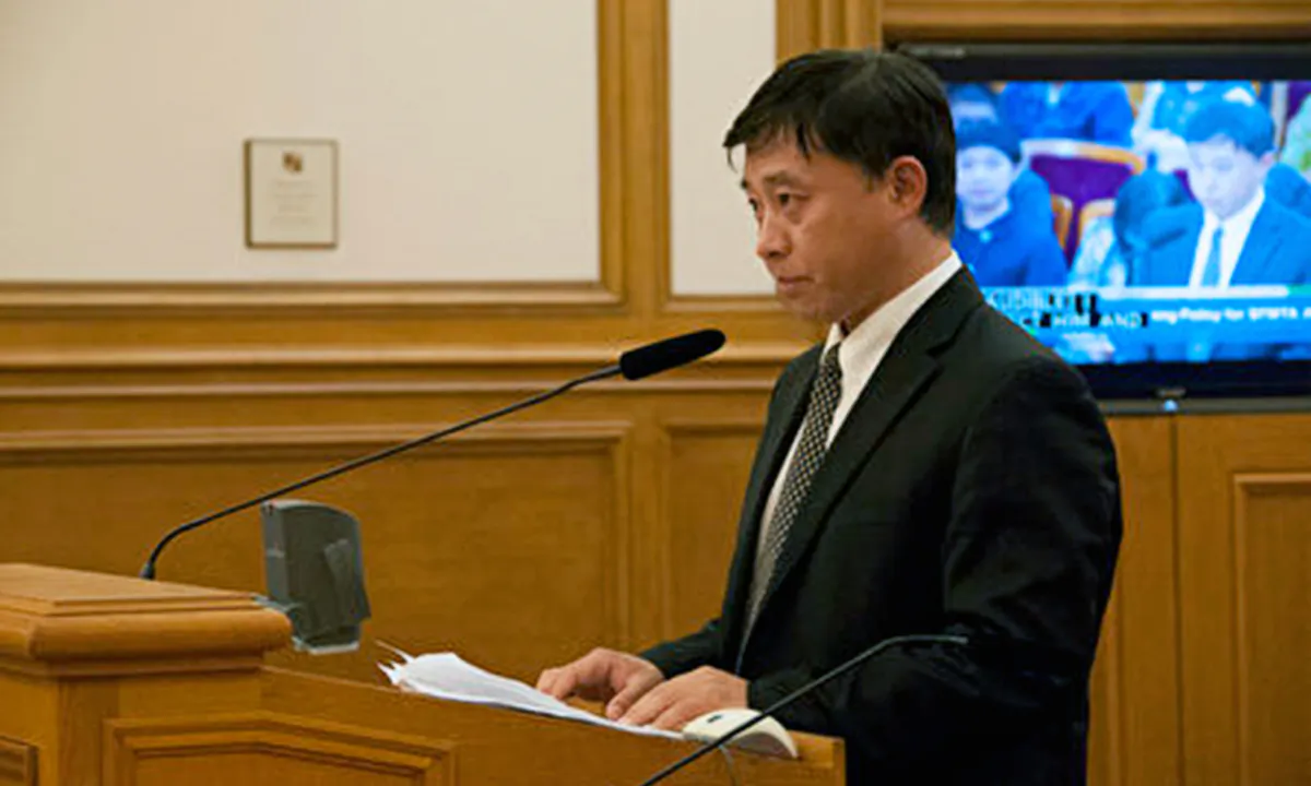Ông Bốc Đông Vĩ trình bày lời khai của mình tại tòa thị chính thành phố San Francisco vào ngày 06/12/2016. (Ảnh: Zhou Fenglin/The Epoch Times)
