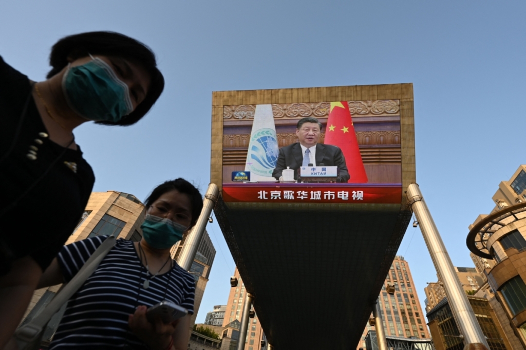 Một màn hình khổng lồ chiếu đoạn phim thời sự về lãnh đạo Trung Quốc Tập Cận Bình đang có bài diễn văn trực tuyến tại cuộc họp của Tổ chức Hợp tác Thượng Hải, được tổ chức ở Ấn Độ, tại một trung tâm mua sắm ở Bắc Kinh, hôm 04/07/2023. (Greg Baker/AFP qua Getty Images)