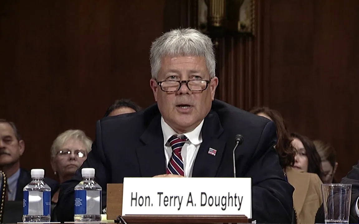 Thẩm phán Terry A. Doughty trình bày trước Ủy ban Tư pháp Thượng viện vào năm 2017. (Ảnh: Thượng nghị sĩ Bill Cassidy/YouTube/Ảnh chụp màn hình)